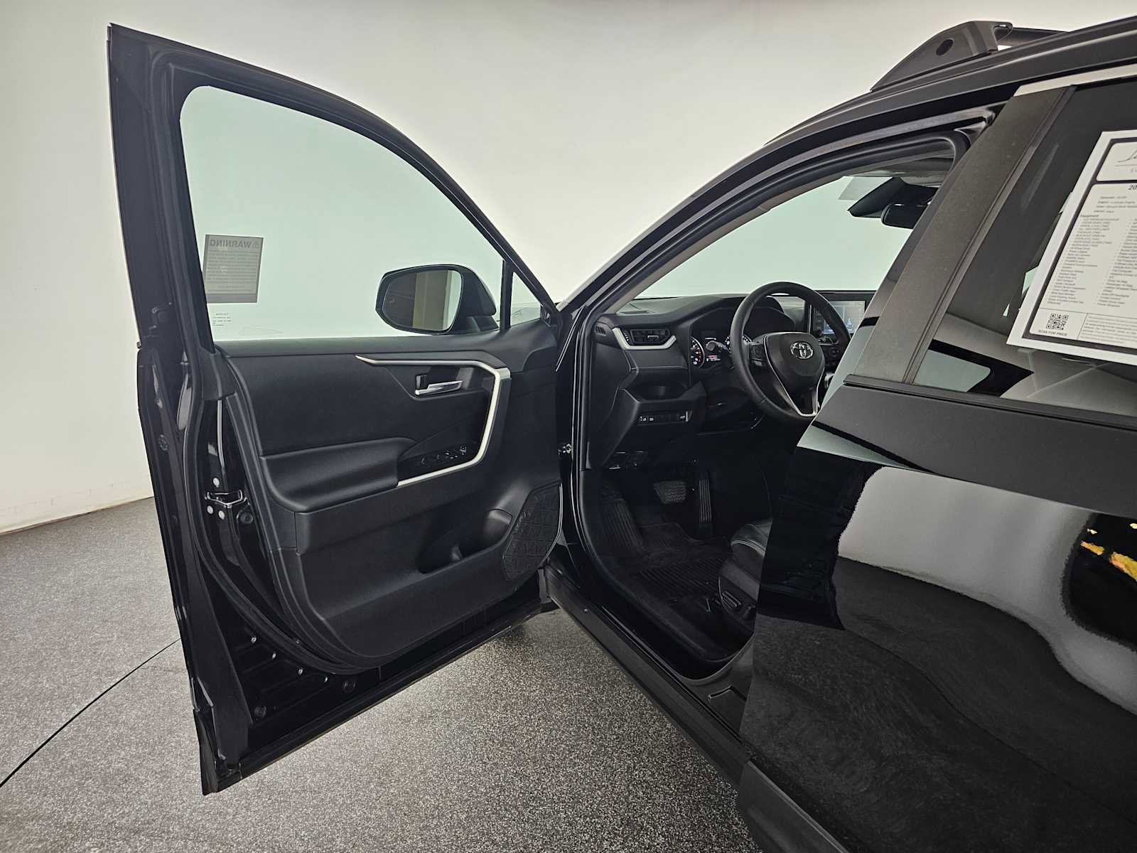 Used 2022 Toyota RAV4 XLE Premium image 38