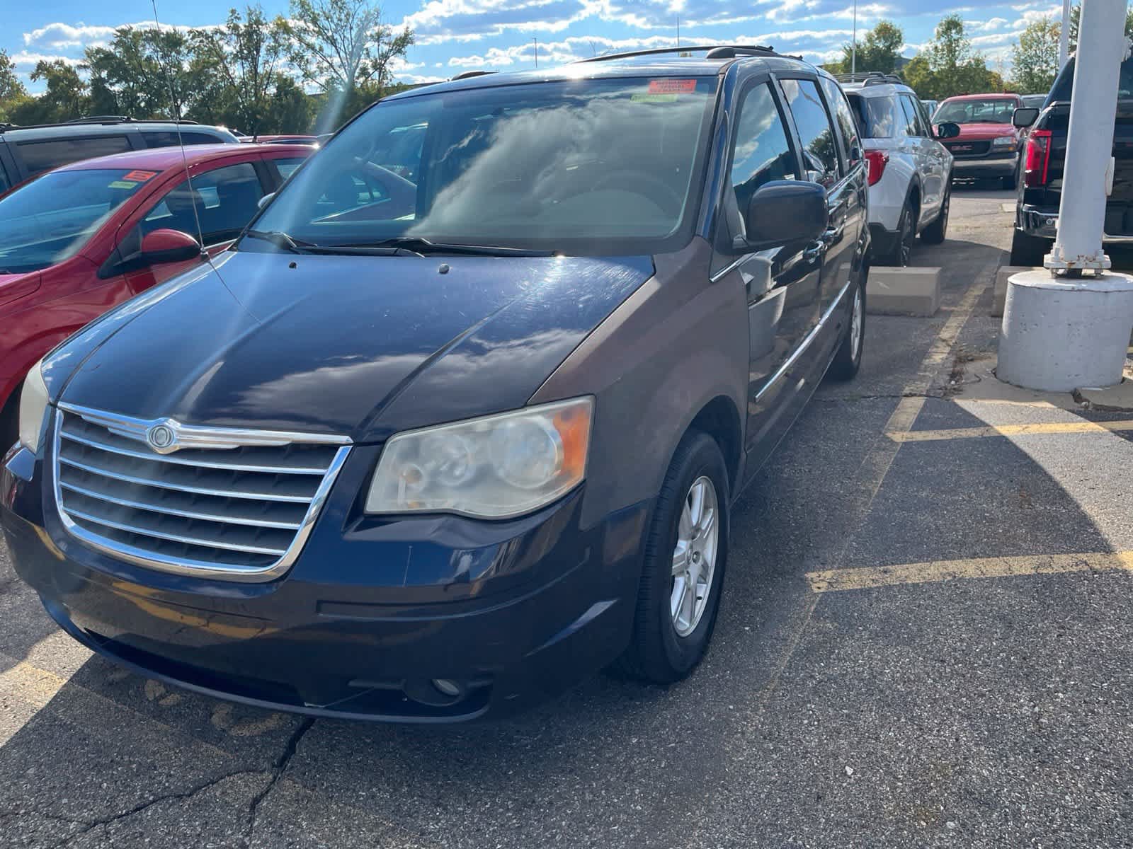 Used 2010 Chrysler Town & Country Touring w/ Entertainment Group #2 FWD image 5