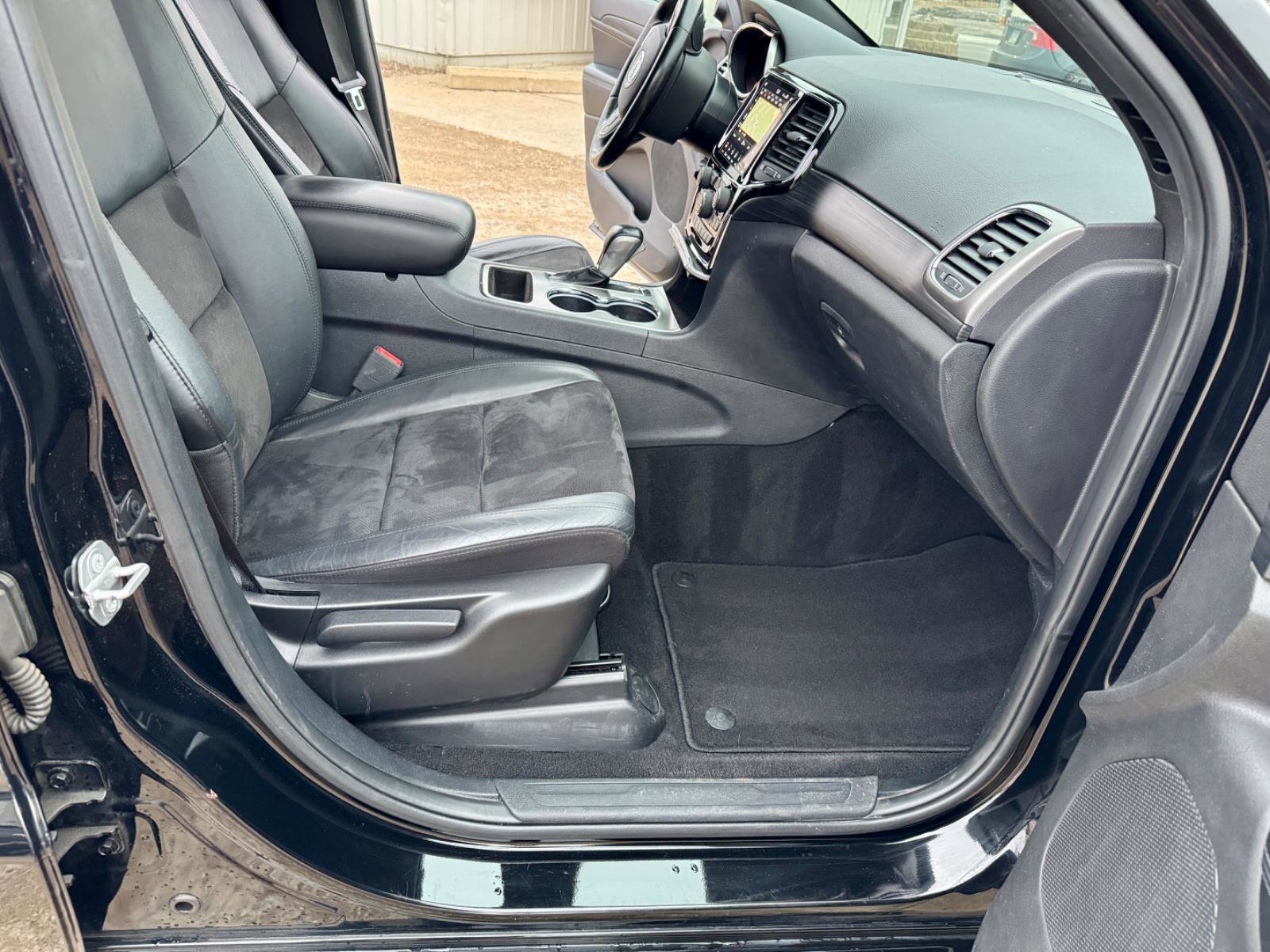 Used 2020 Jeep Grand Cherokee Altitude image 26