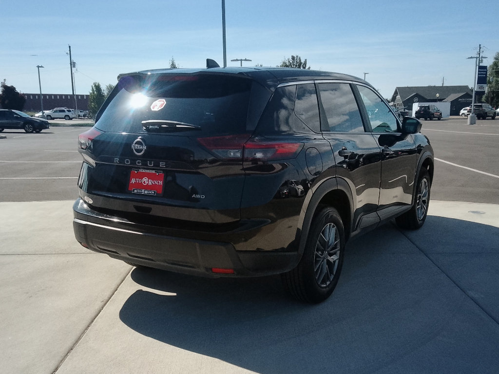 Used 2024 Nissan Rogue S AWD/4WD image 3