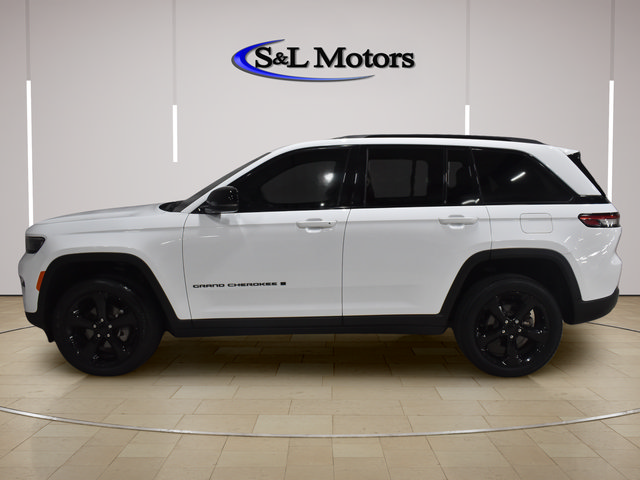 Used 2024 Jeep Grand Cherokee Altitude AWD/4WD image 4