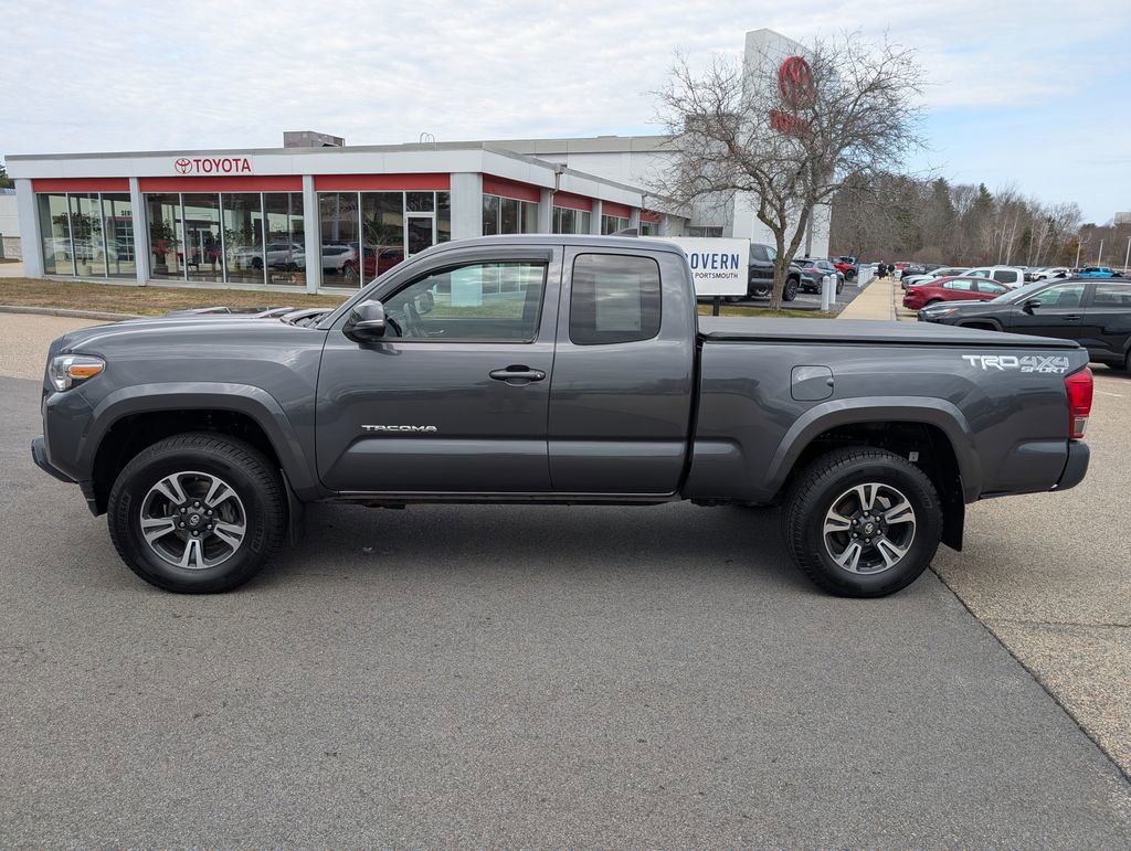 Used 2017 Toyota Tacoma TRD Sport image 2
