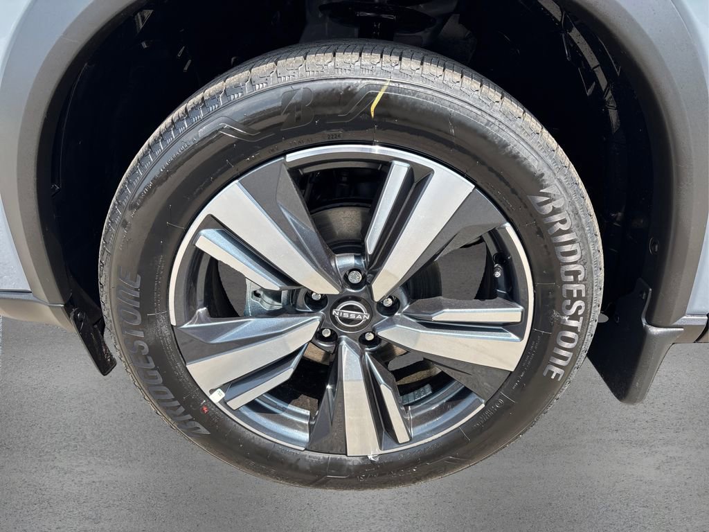 Used 2025 Nissan Rogue SL AWD/4WD image 12