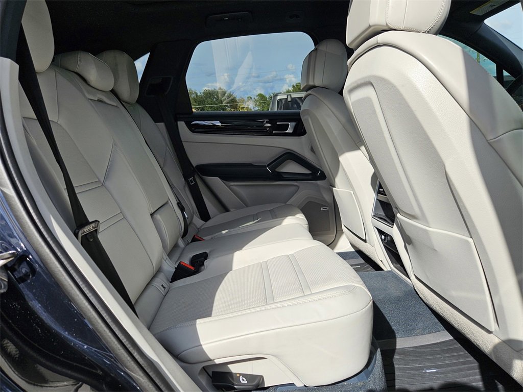 Used 2022 Porsche Cayenne image 33