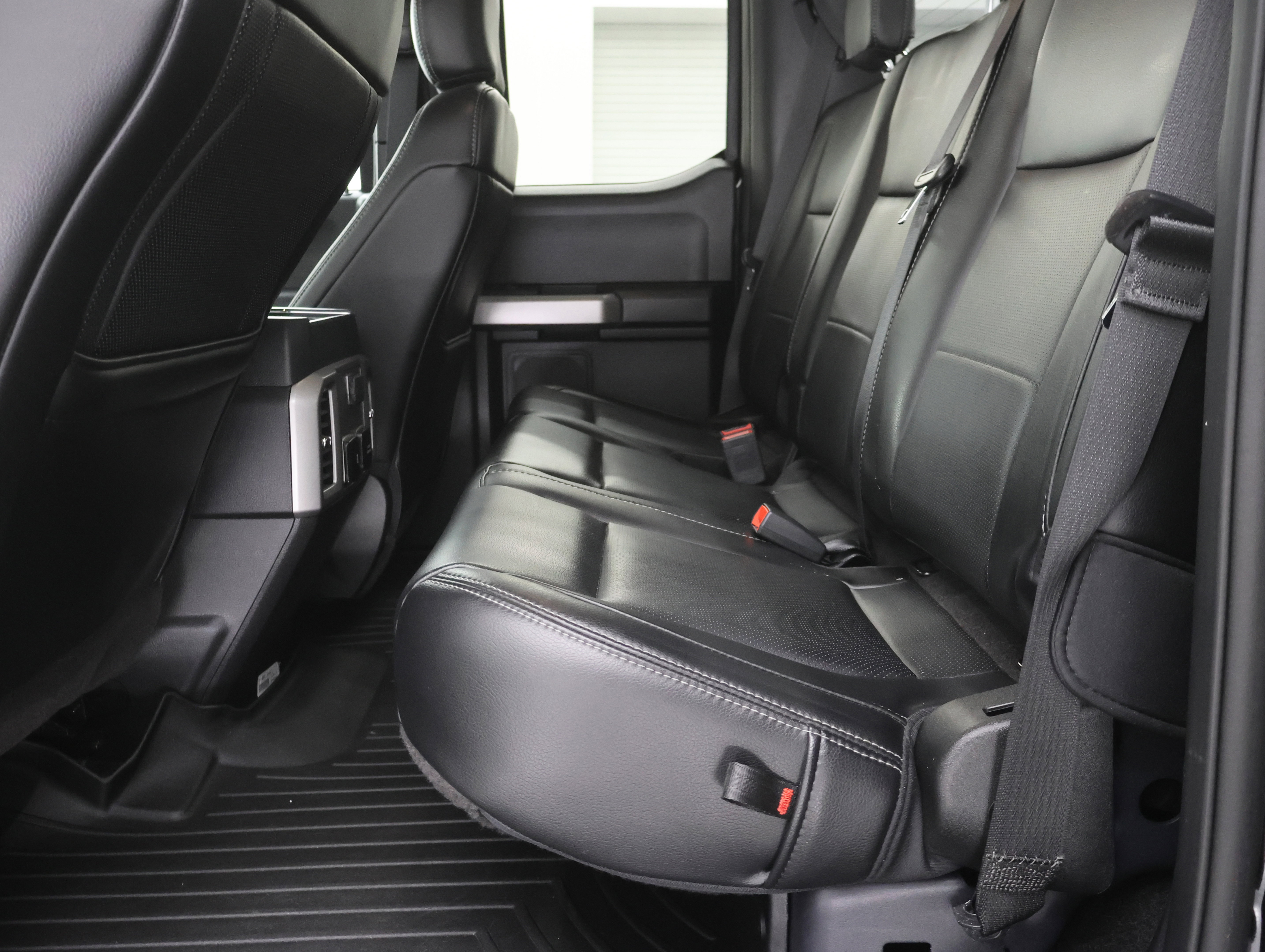 Used 2019 Ford F350 Lariat w/ Chrome Package image 9