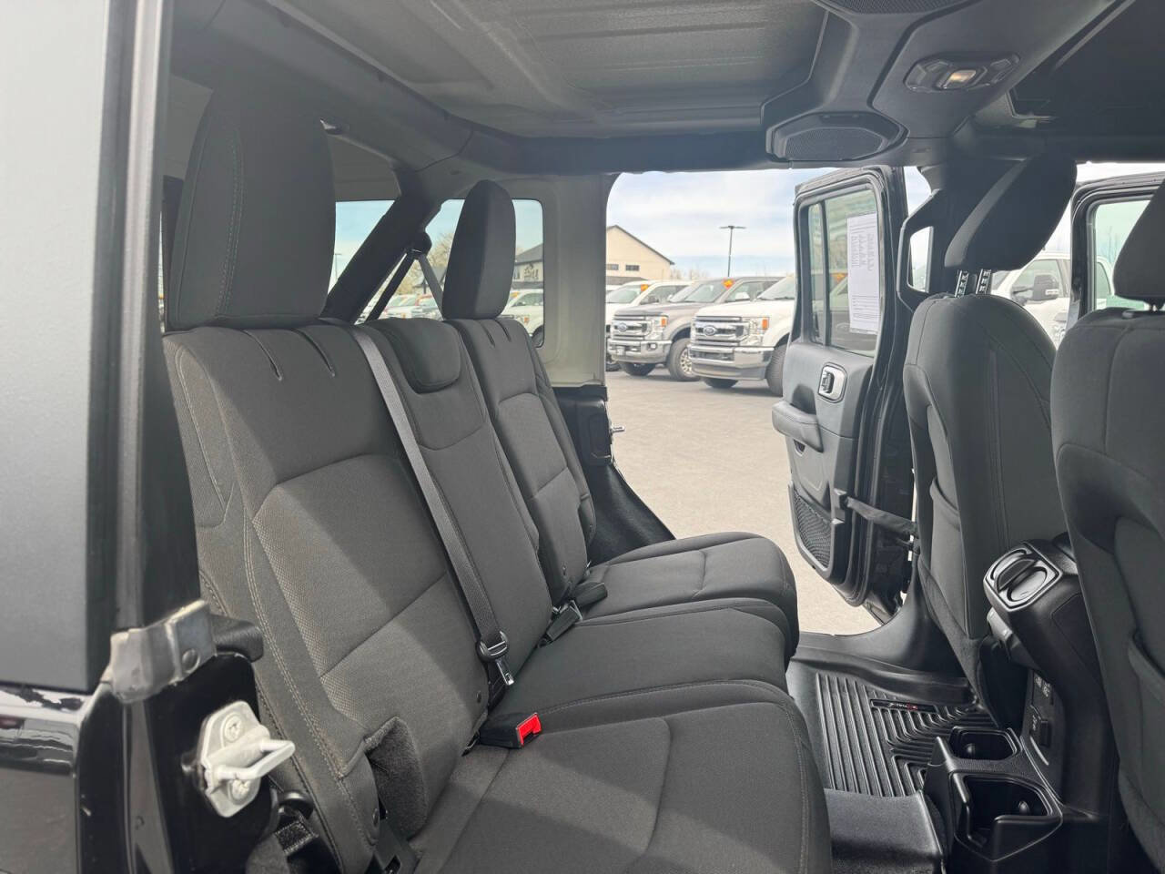 Used 2018 Jeep Wrangler Unlimited Sahara w/ Uconnect 4C Nav & Sound Group image 30