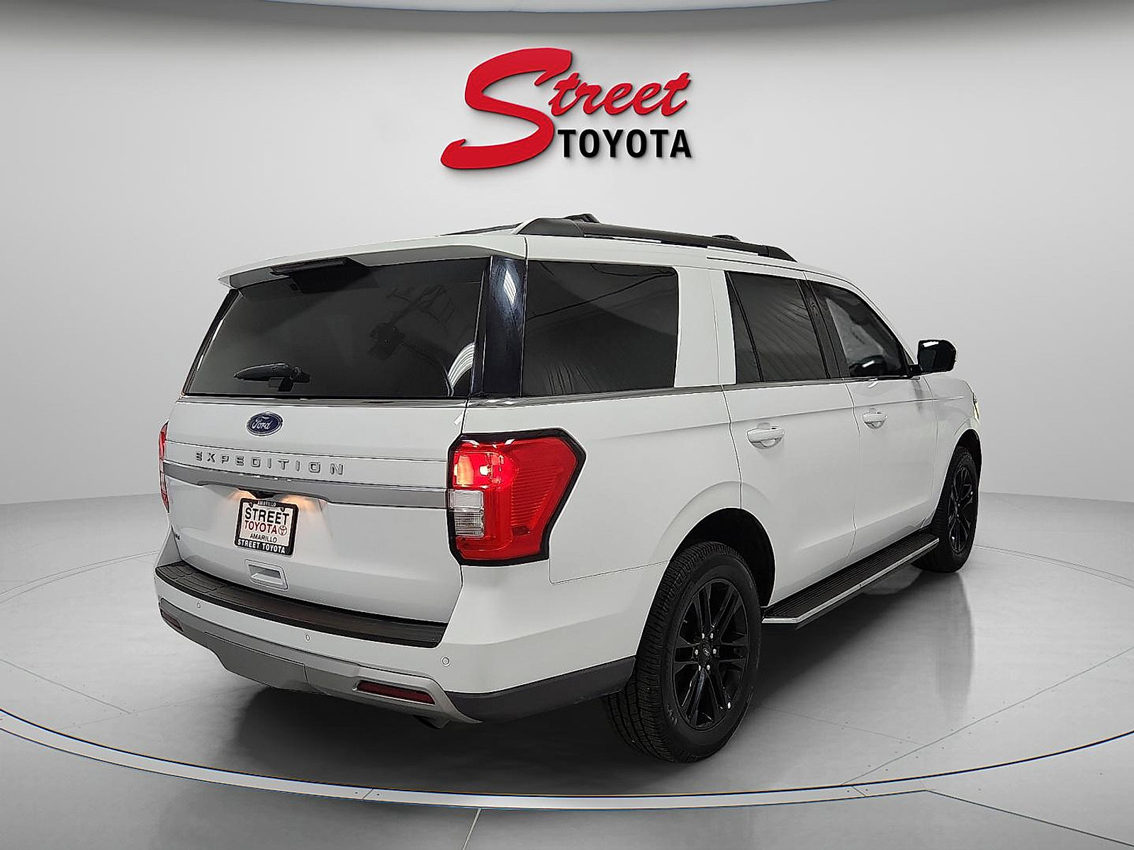 Used 2023 Ford Expedition XLT AWD/4WD image 4