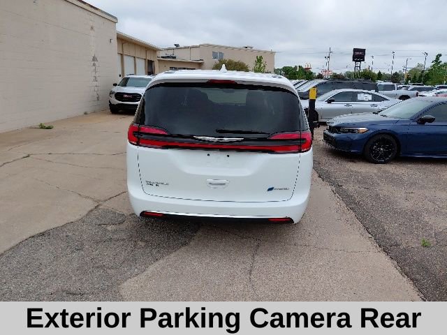 Used 2022 Chrysler Pacifica Touring-L image 6