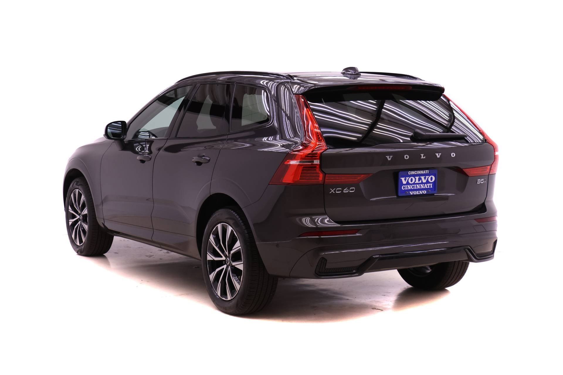 Certified 2024 Volvo XC60 B5 Plus image 5