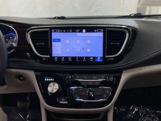 Used 2023 Chrysler Pacifica Limited FWD image 17