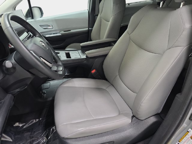 Certified 2025 Toyota Sienna XLE FWD image 11