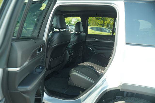 Certified 2025 Jeep Grand Cherokee Limited w/ Luxury Tech Group II AWD/4WD image 16