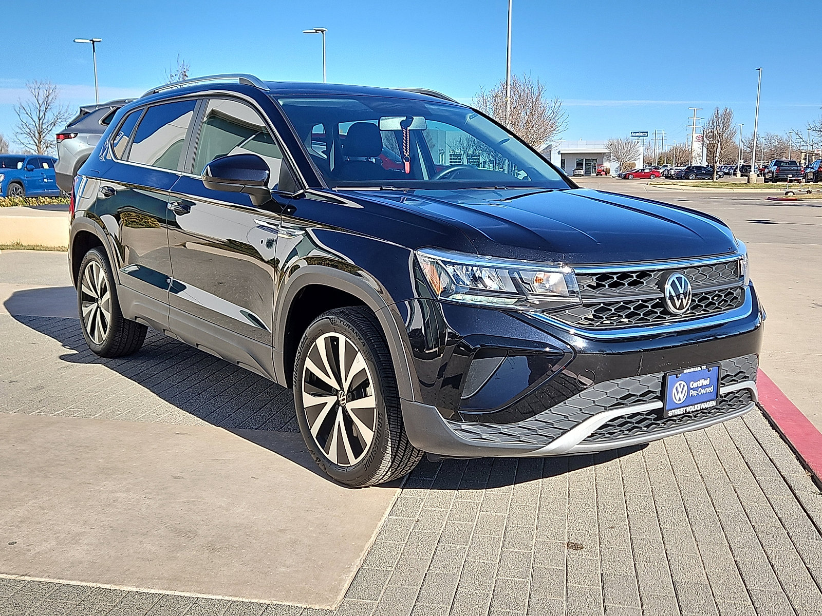 Certified 2022 Volkswagen Taos SE w/ Panoramic Sunroof Package image 4