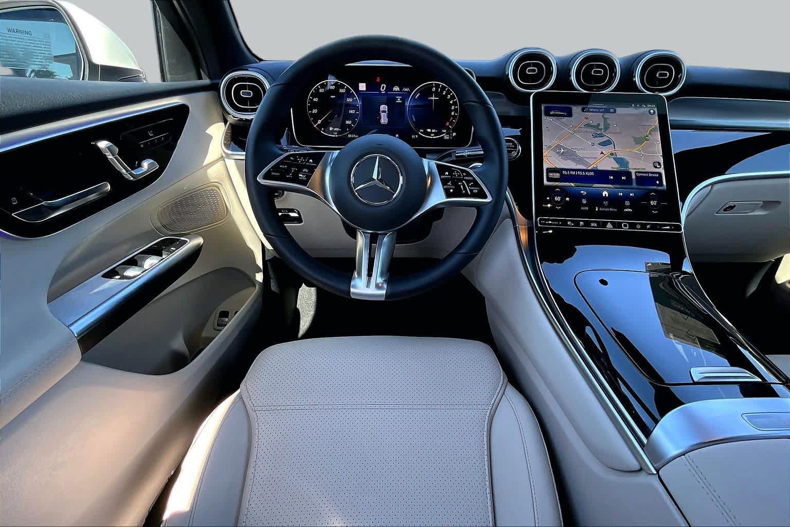 Used 2025 Mercedes-Benz GLC 350e 4MATIC image 5