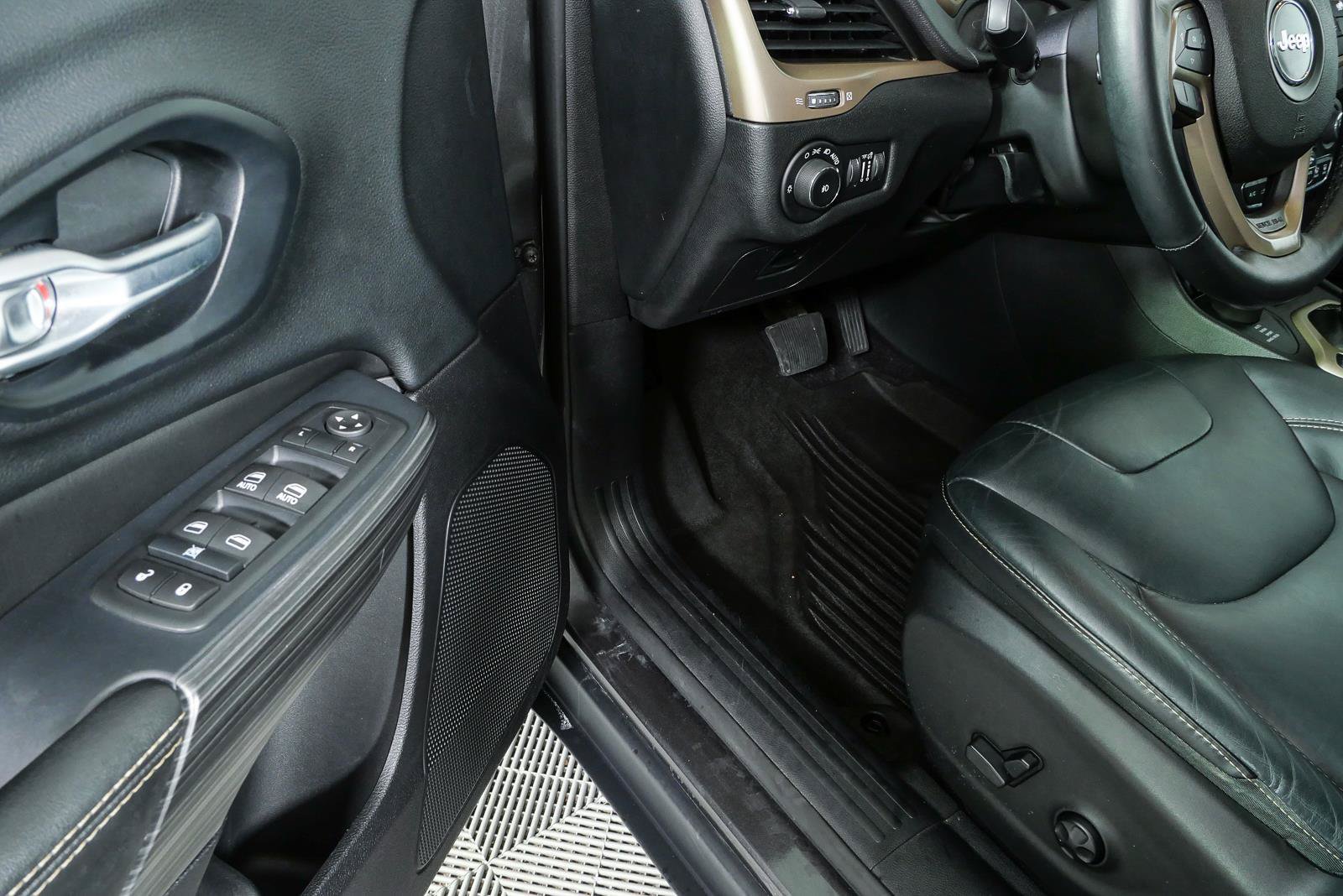 Used 2016 Jeep Cherokee Limited AWD/4WD image 7
