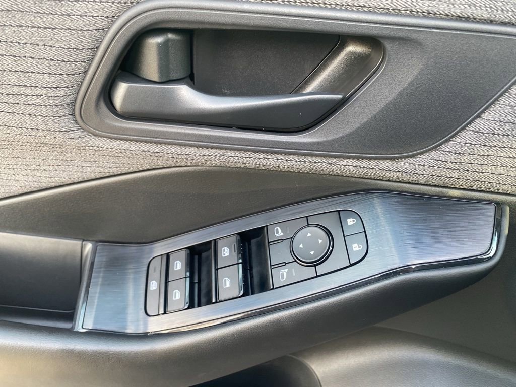 Used 2023 Nissan Rogue S image 11