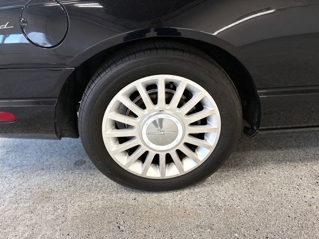 Used 2005 Ford Thunderbird image 24