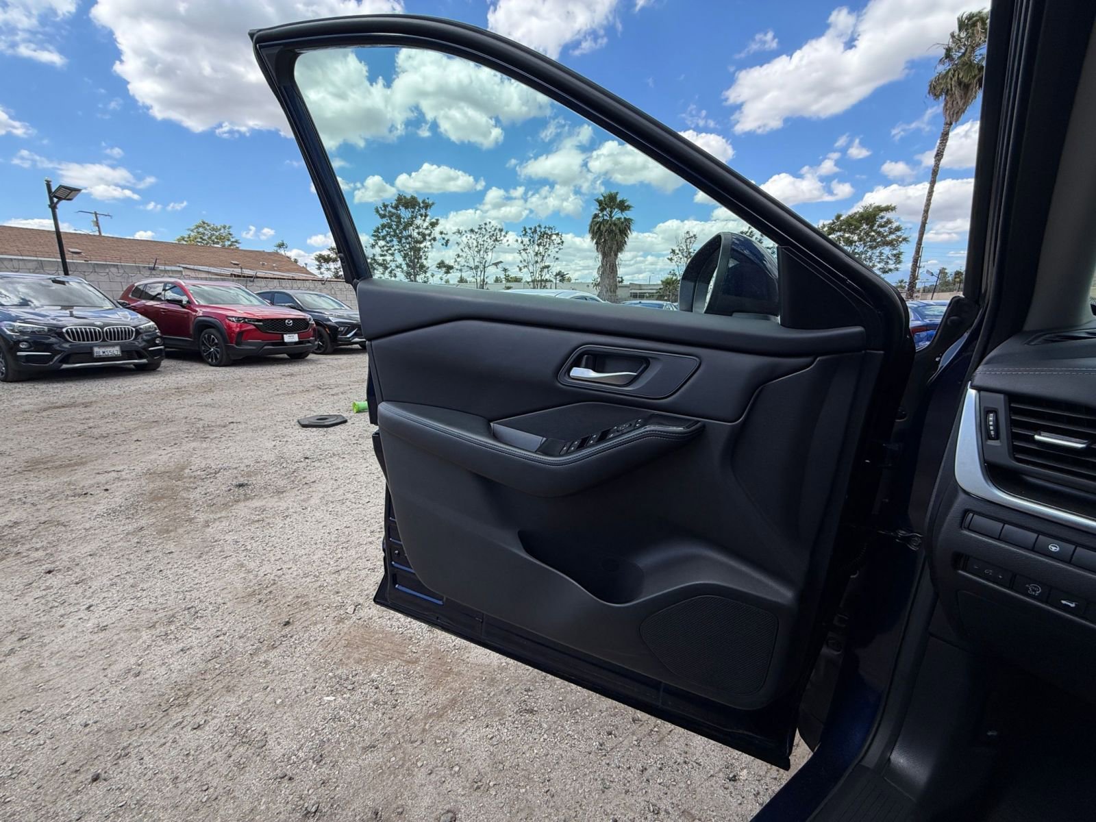 Used 2025 Nissan Rogue SV FWD image 18
