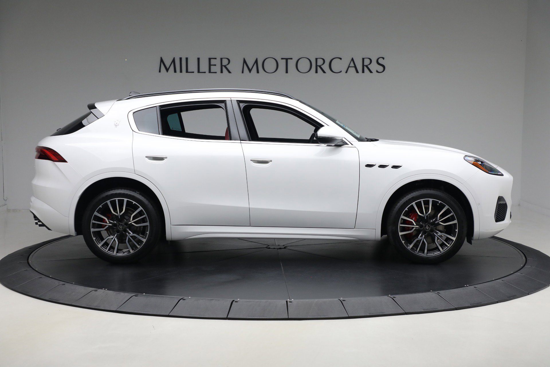 New 2025 Maserati Grecale GT image 8