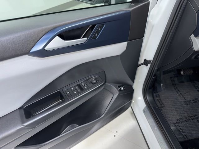 Used 2023 Volkswagen Taos SE w/ Panoramic Sunroof Package image 12