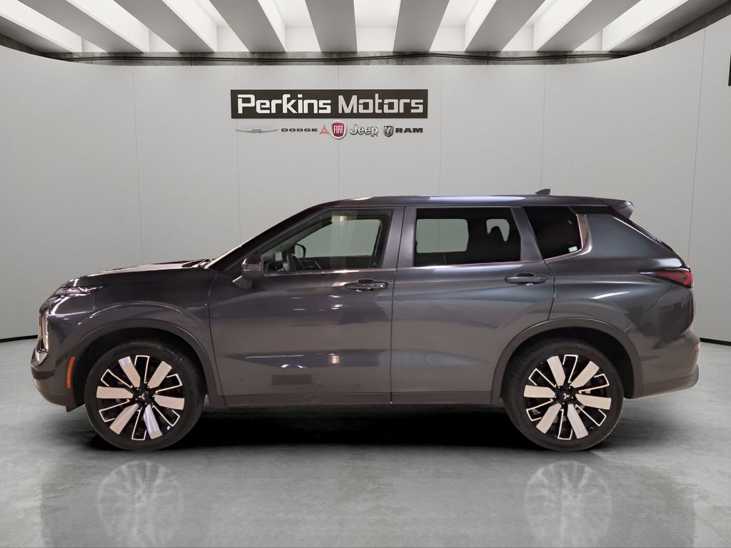 Used 2025 Mitsubishi Outlander SE image 2
