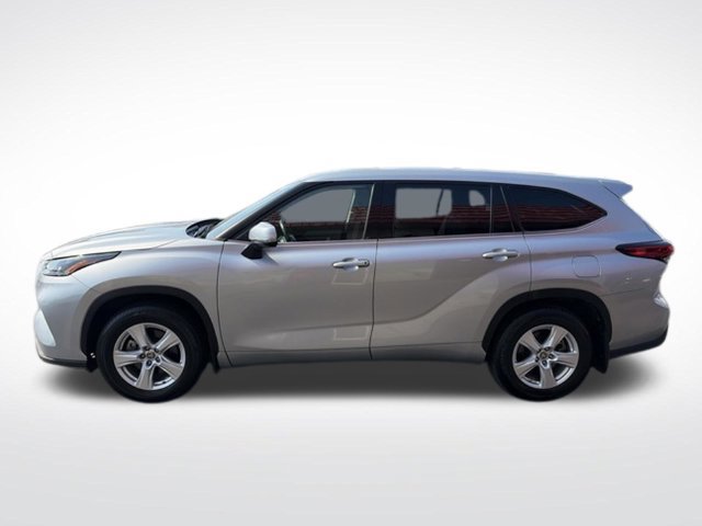 Used 2022 Toyota Highlander LE AWD/4WD image 4