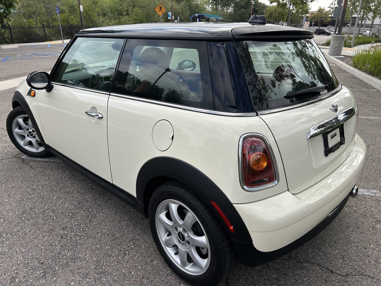 Used 2009 MINI Cooper Hardtop w/ Premium Pkg FWD image 2