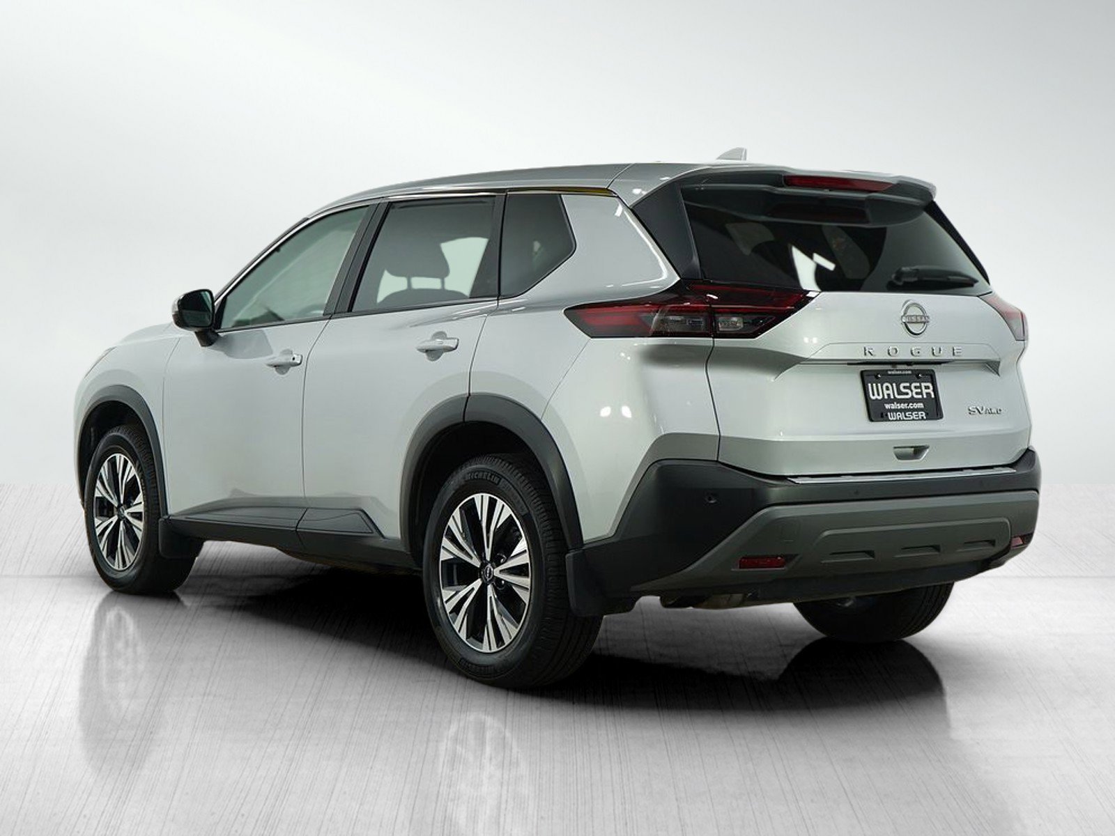 Used 2022 Nissan Rogue SV image 3