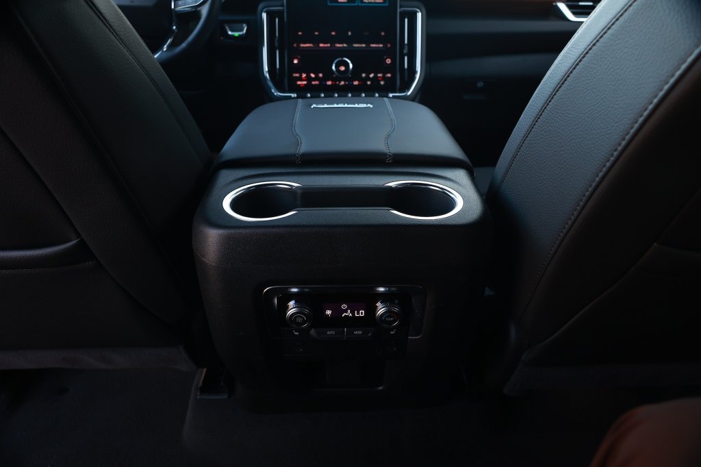 Used 2026 GMC Yukon Denali w/ Sun & Power Step Package AWD/4WD image 37