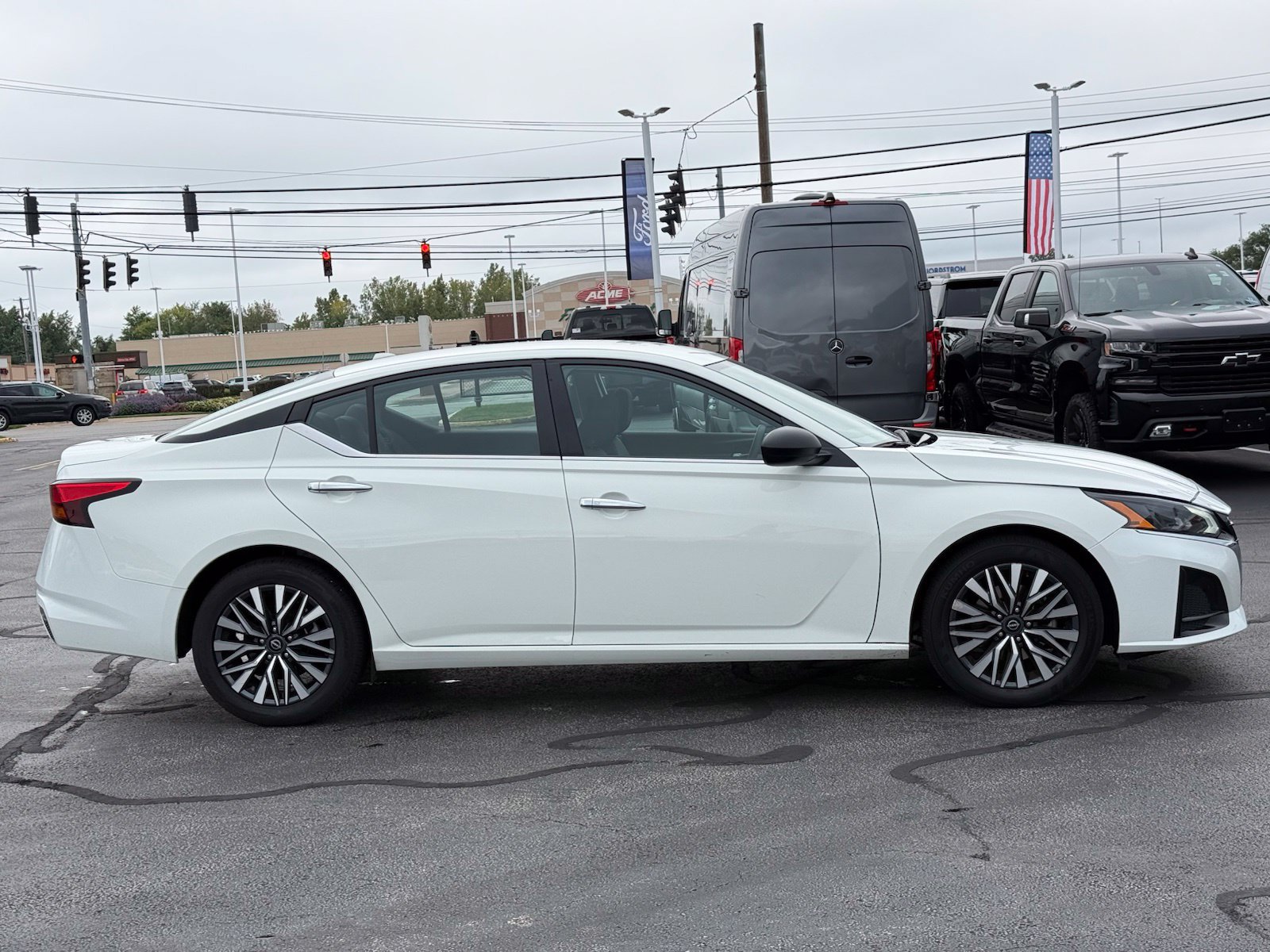 Used 2025 Nissan Altima 2.5 SV FWD image 3