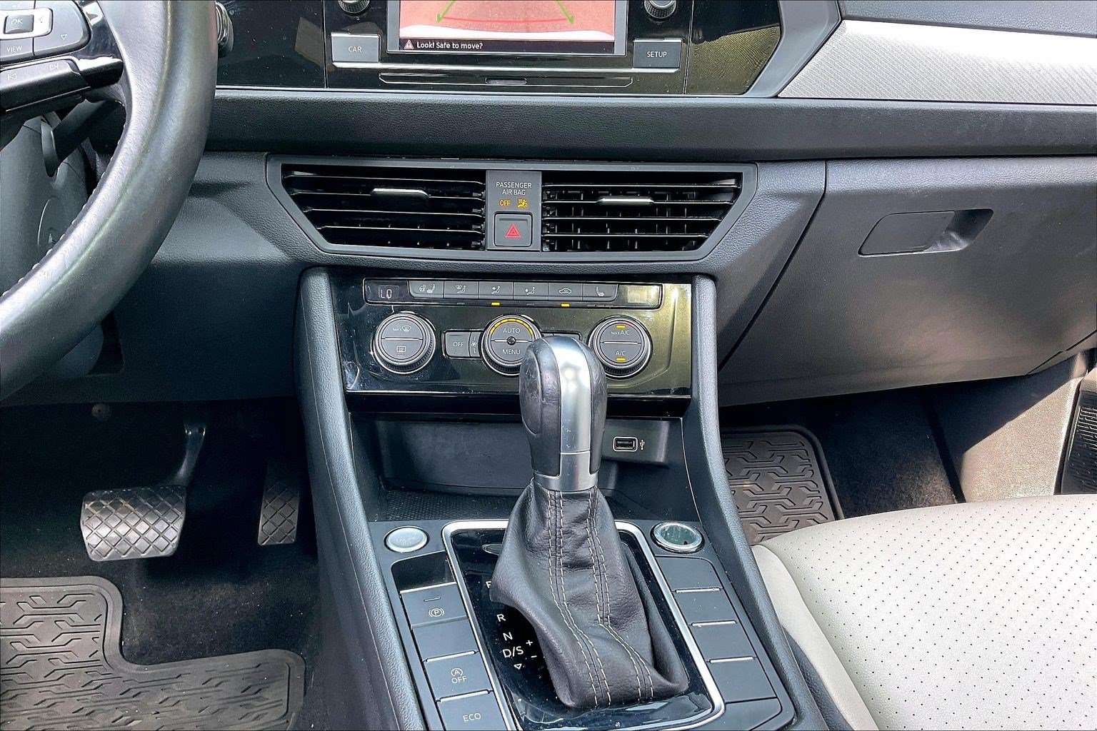 Used 2019 Volkswagen Jetta R-Line w/ R-Line Cold Weather Package FWD image 21
