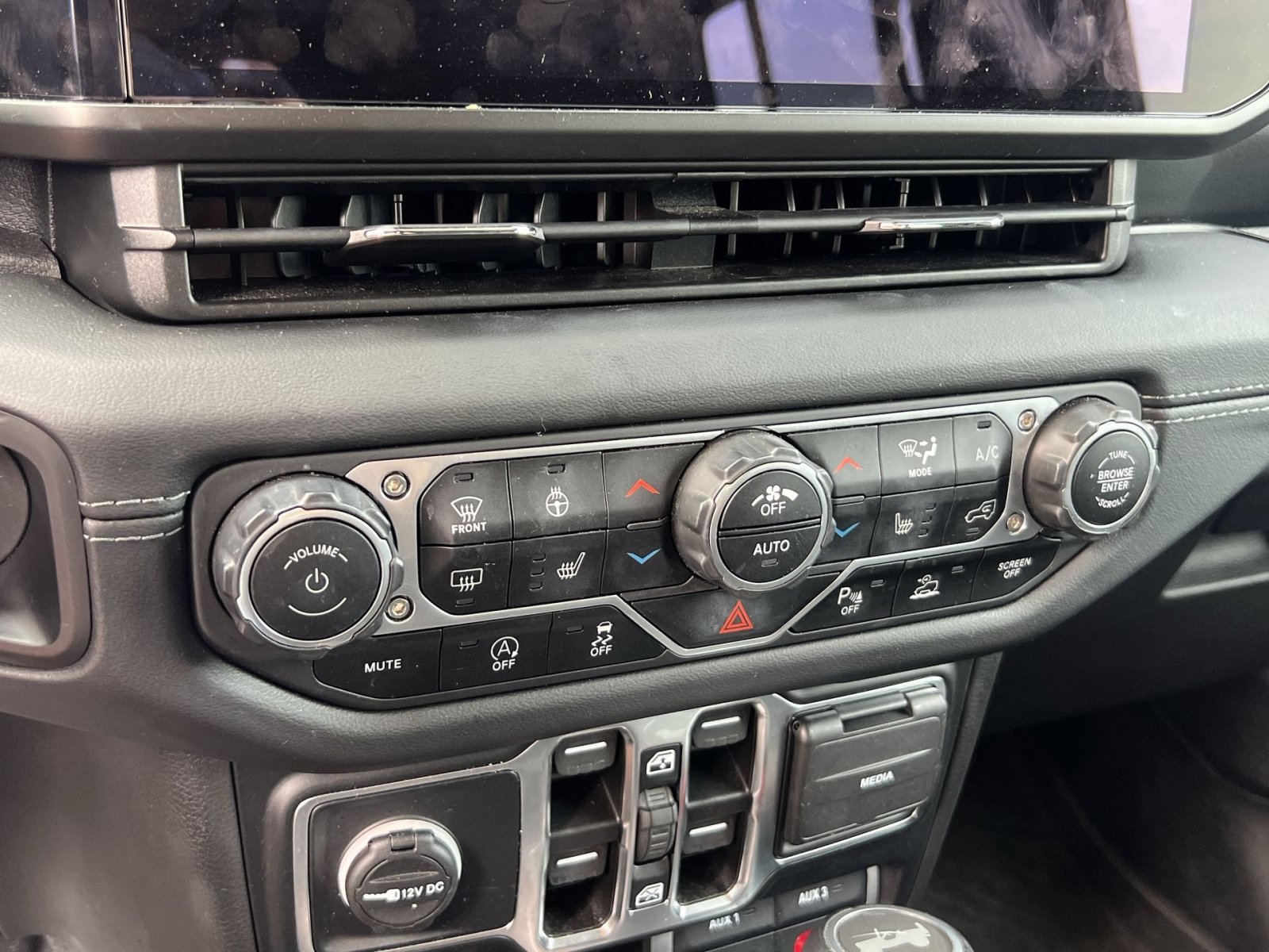Used 2024 Jeep Wrangler Unlimited Sahara w/ Technology Group AWD/4WD image 18