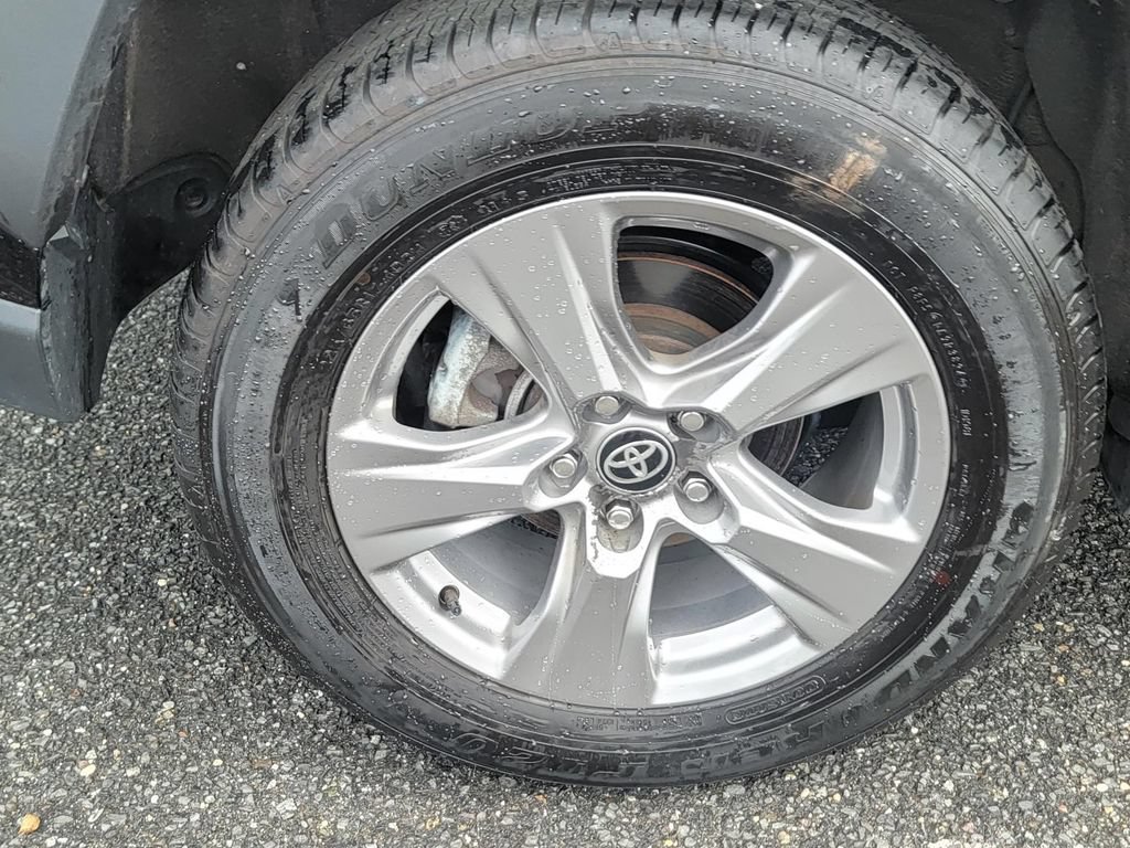 Used 2025 Toyota RAV4 XLE AWD/4WD image 10