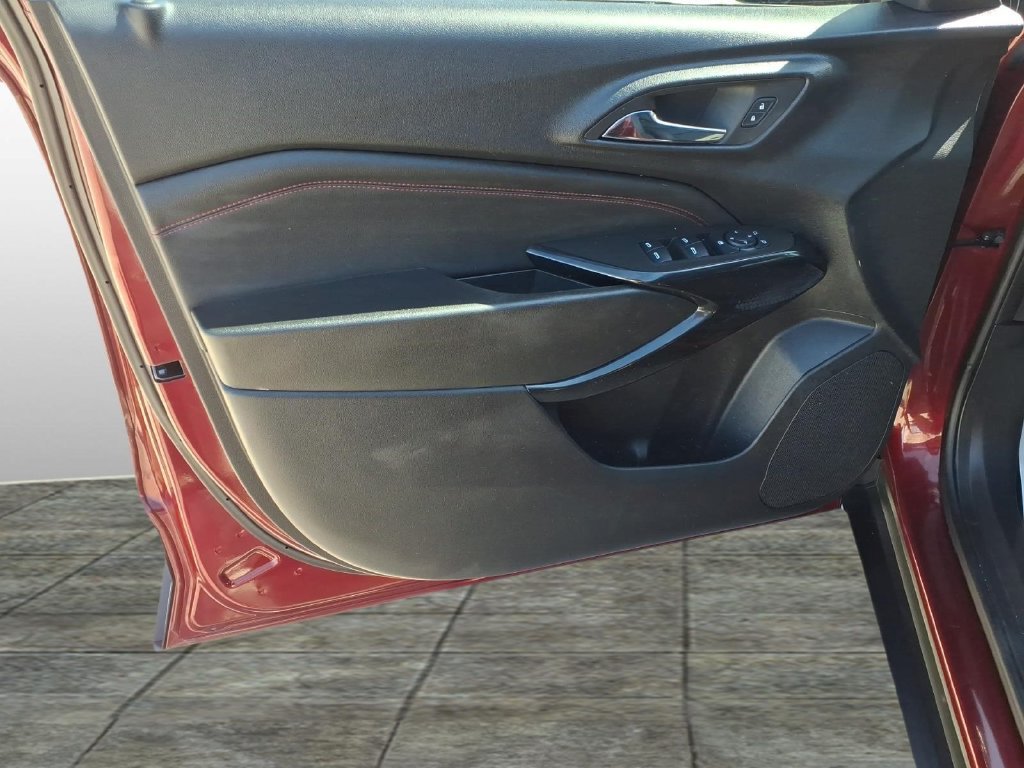 Used 2025 Chevrolet Trax RS w/ Sunroof Package FWD image 11