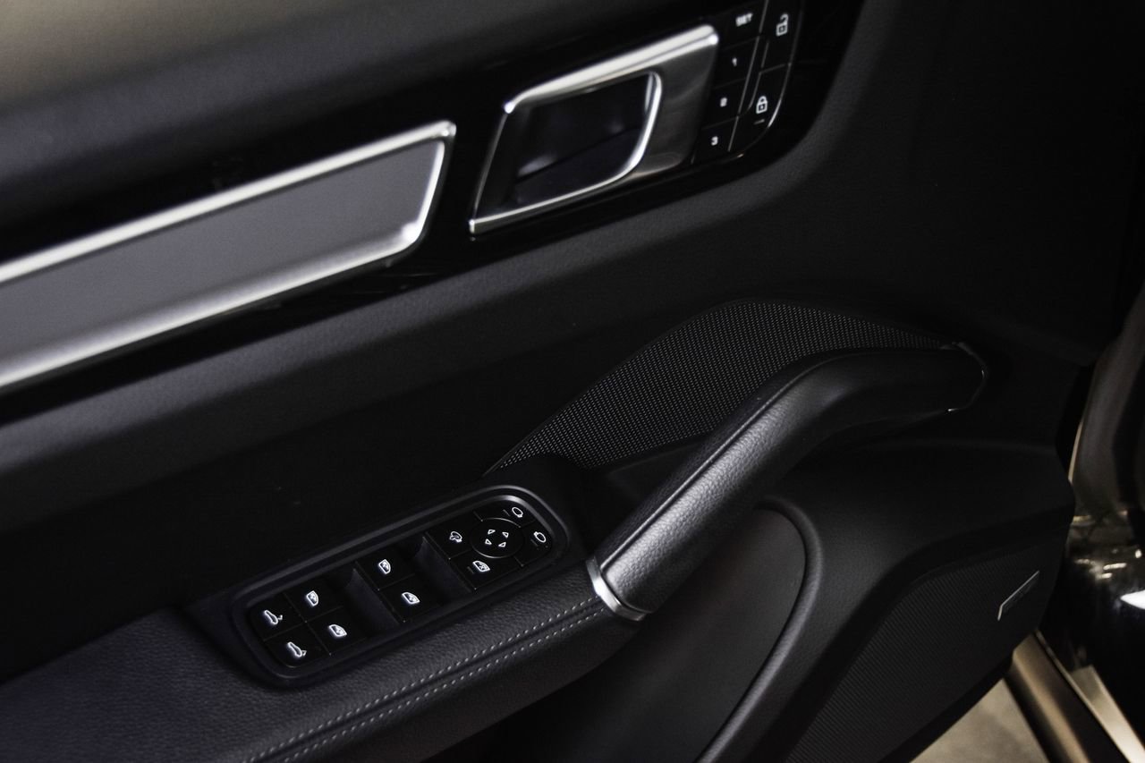 Certified 2023 Porsche Cayenne Platinum Edition image 22