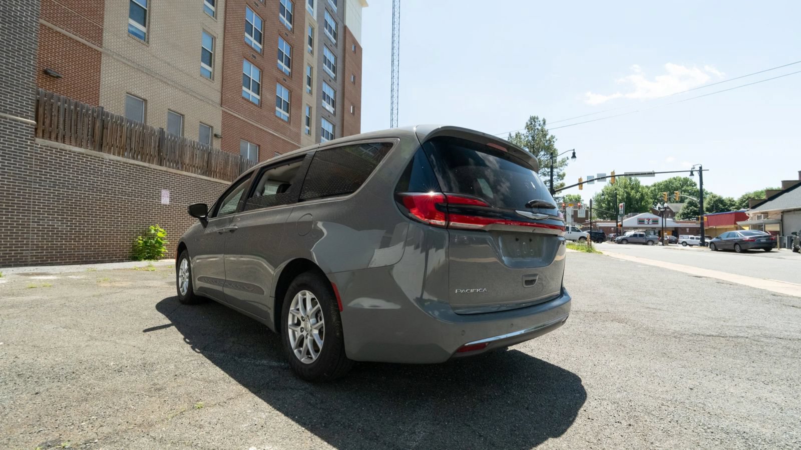 Used 2023 Chrysler Pacifica Touring-L FWD image 5