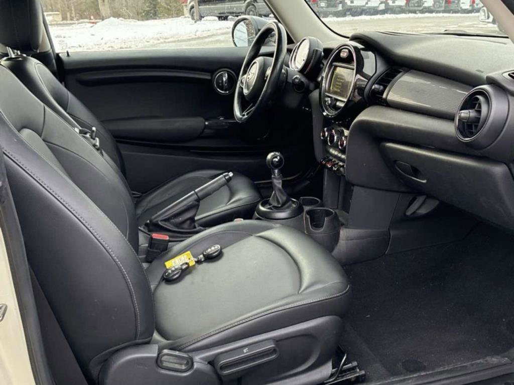 Used 2017 MINI Cooper 2-Door Hardtop image 4