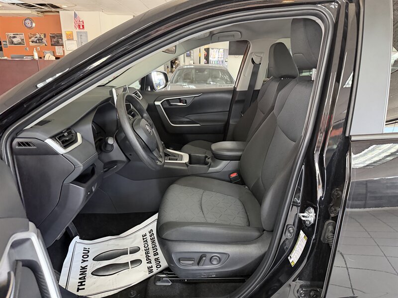 Used 2025 Toyota RAV4 XLE AWD/4WD image 25