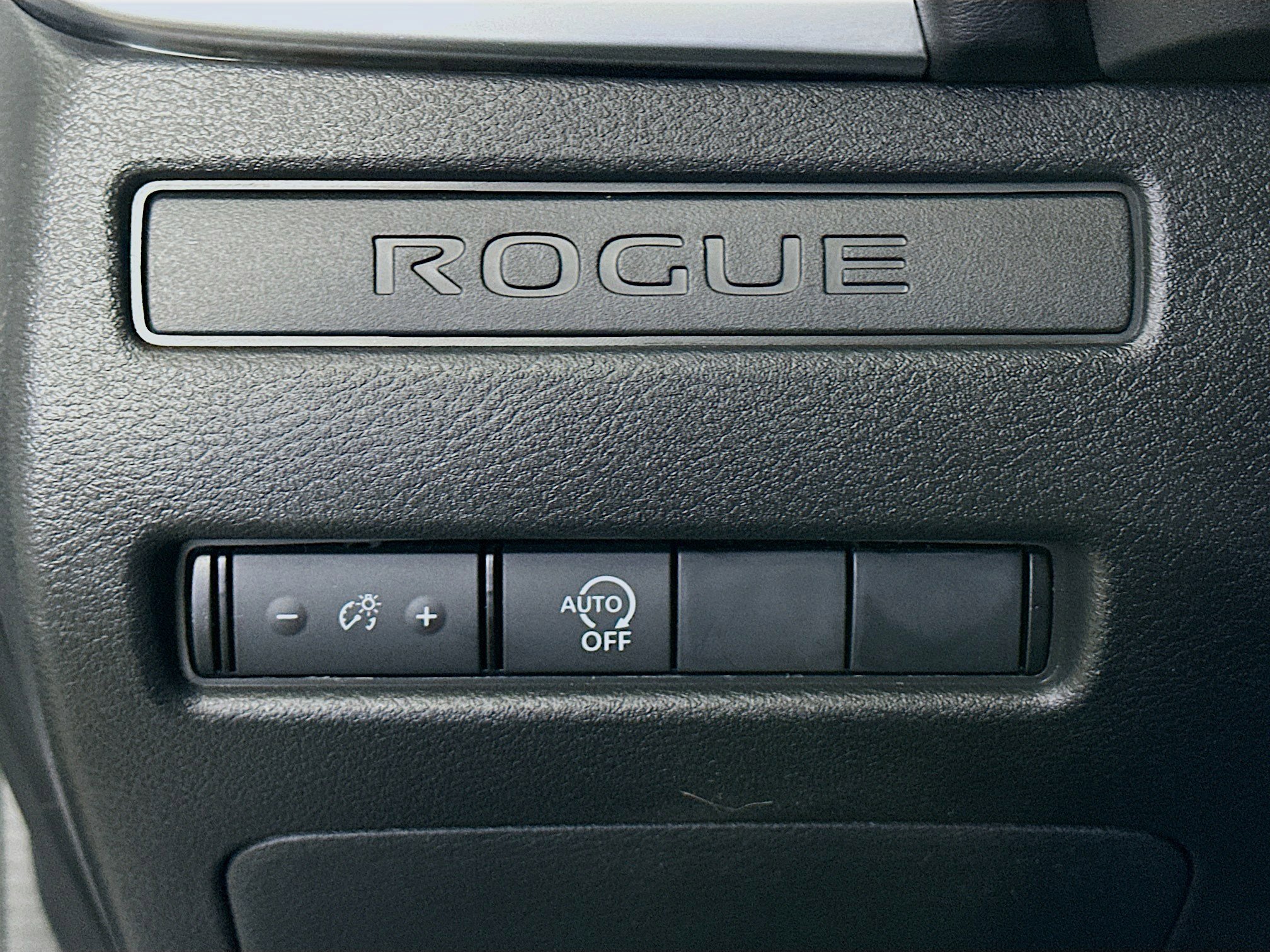 Used 2025 Nissan Rogue S image 17