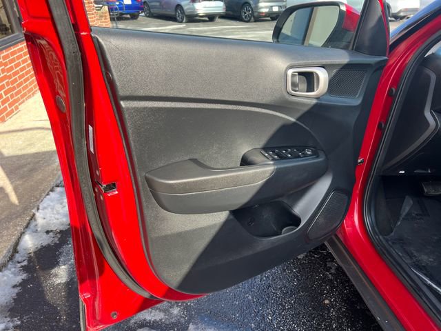 Used 2023 Hyundai Venue SEL image 15