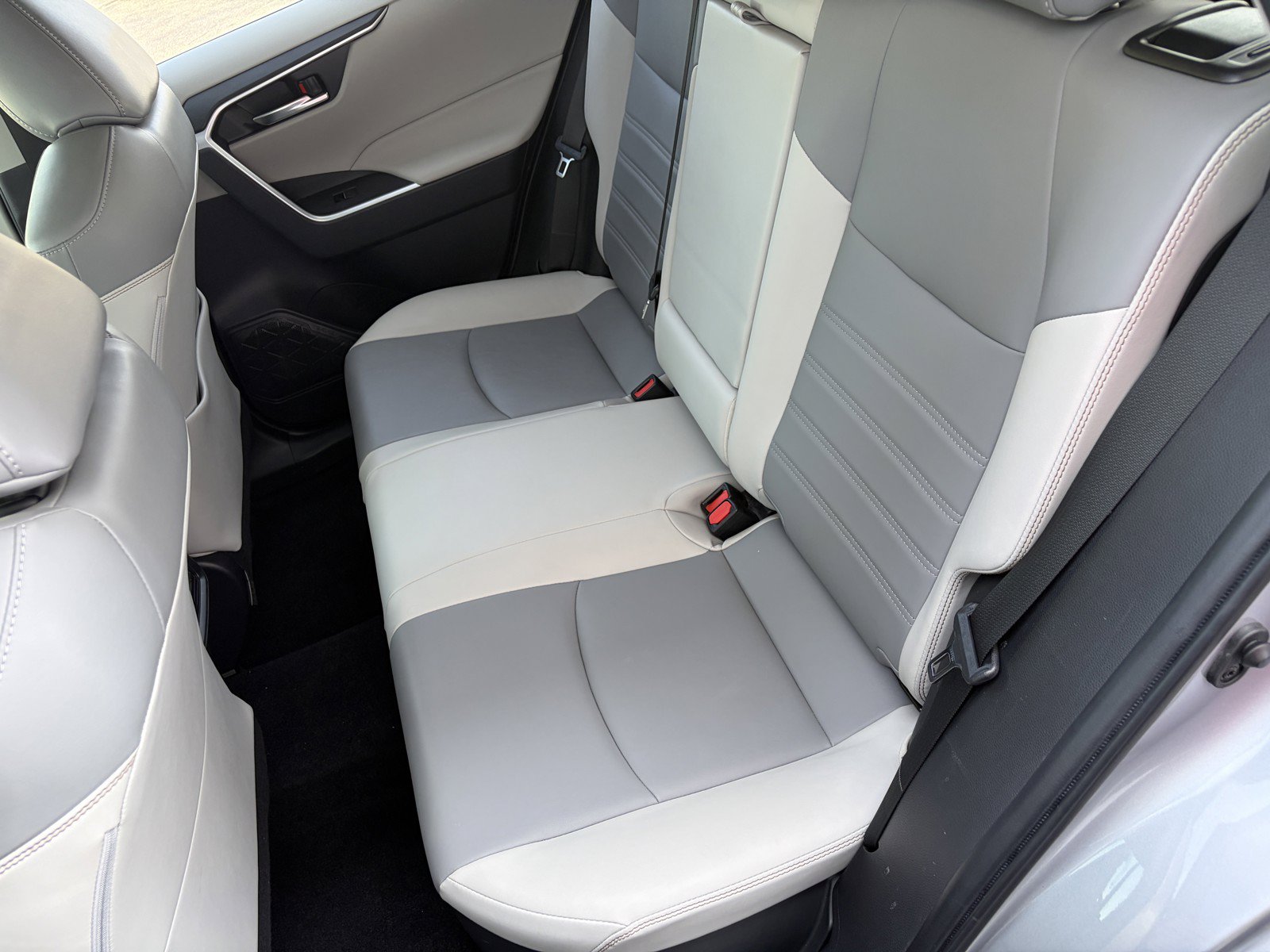 Used 2022 Toyota RAV4 XLE Premium AWD/4WD image 9