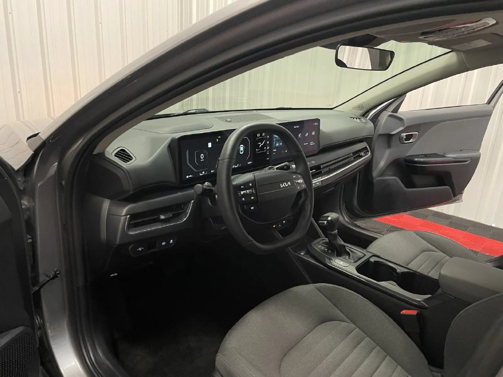 Used 2025 Kia K4 EX FWD image 35