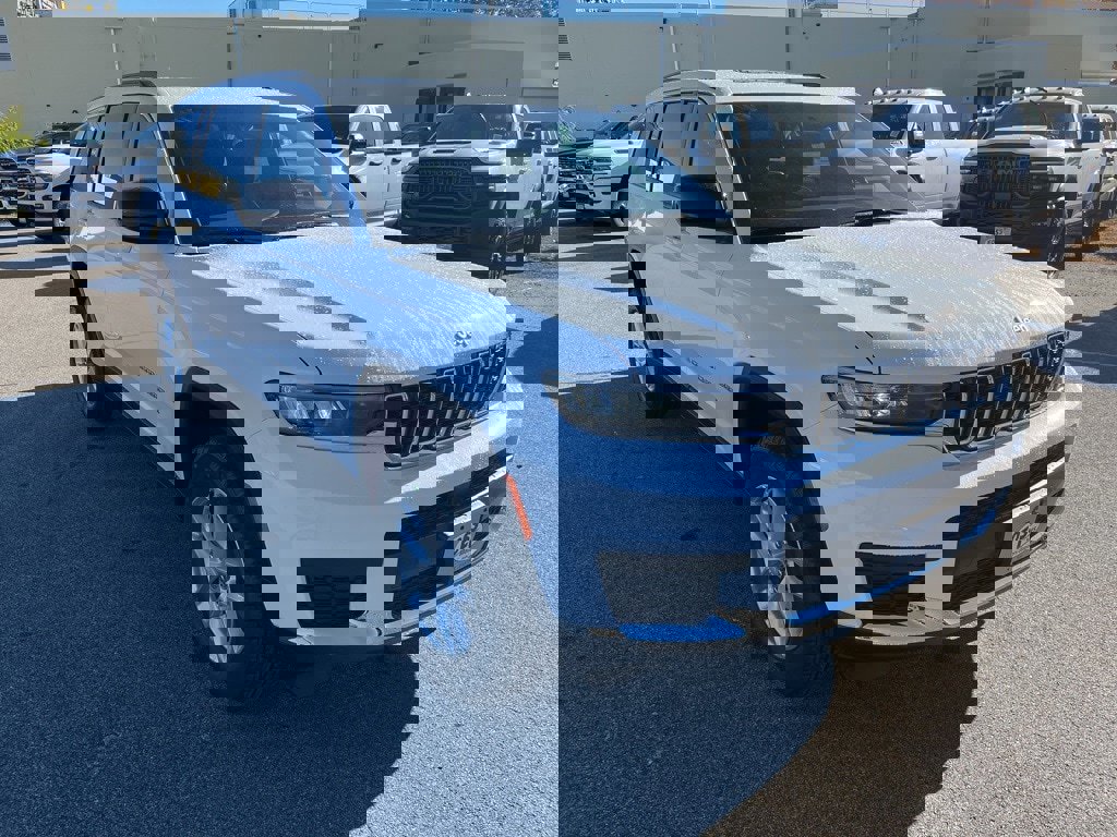 New 2025 Jeep Grand Cherokee L Laredo image 1