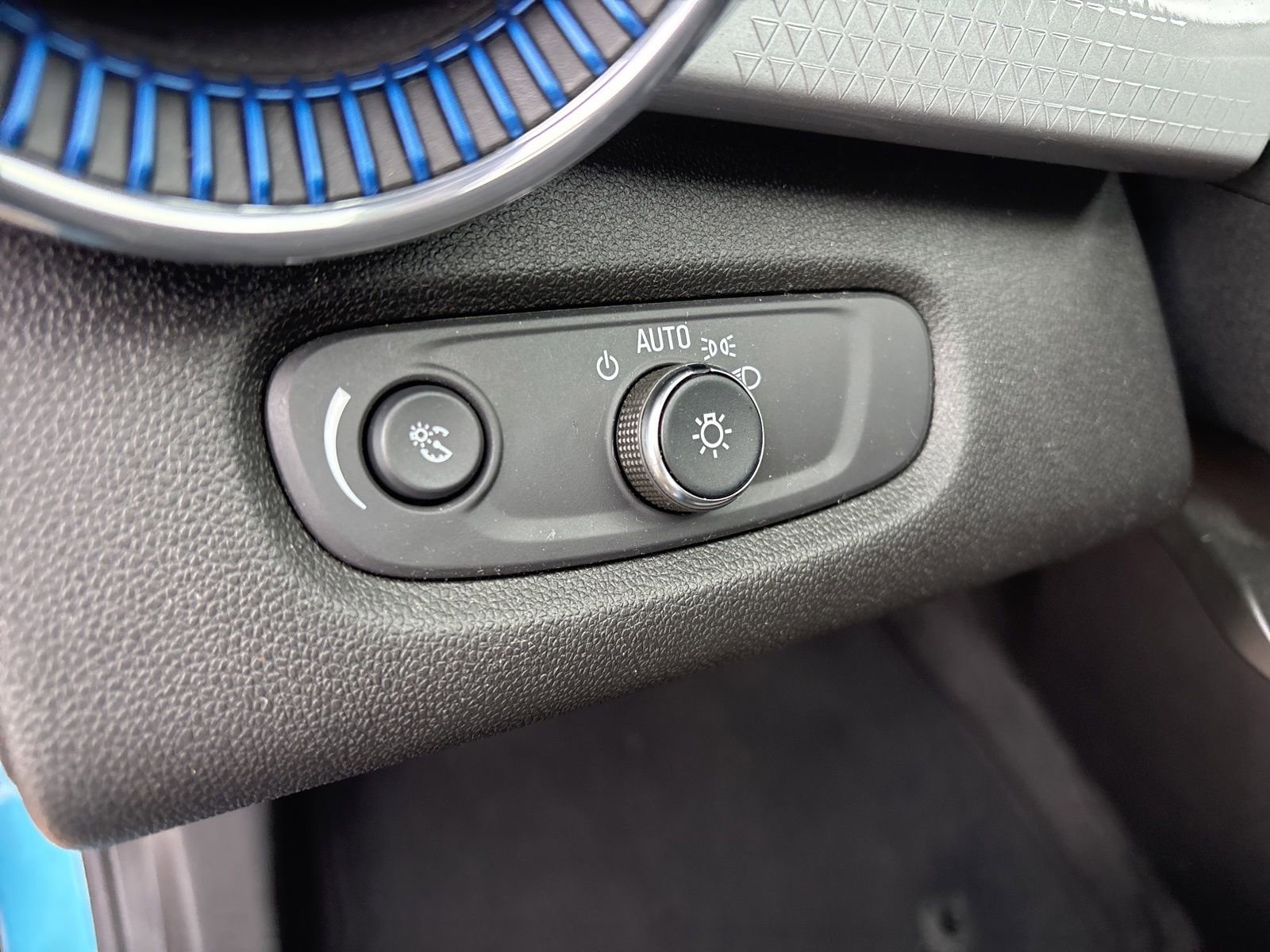 Certified 2025 Chevrolet Trax LT w/ Driver Confidence Package FWD image 12