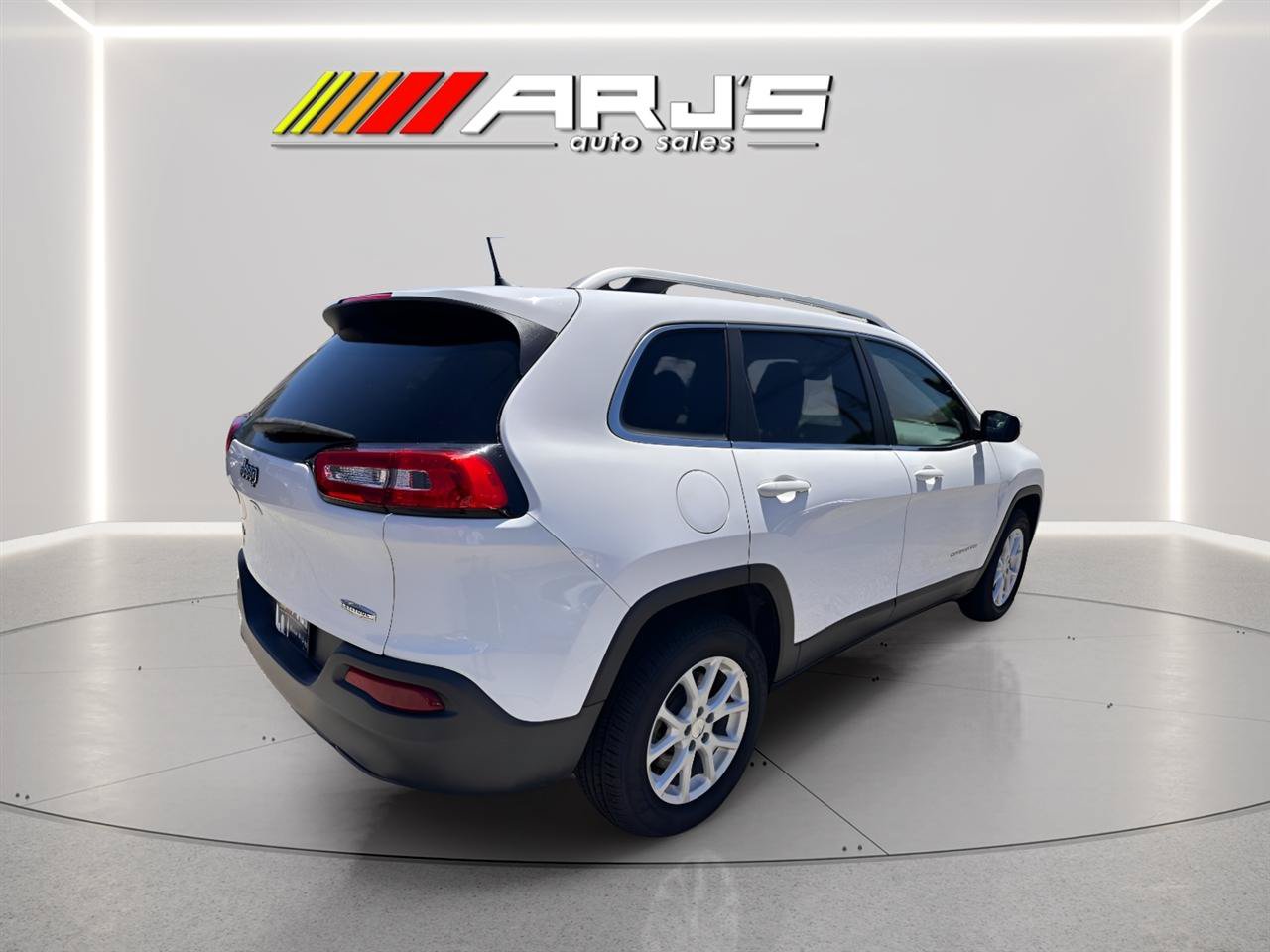 Used 2018 Jeep Cherokee Latitude w/ Cold Weather Group AWD/4WD image 4