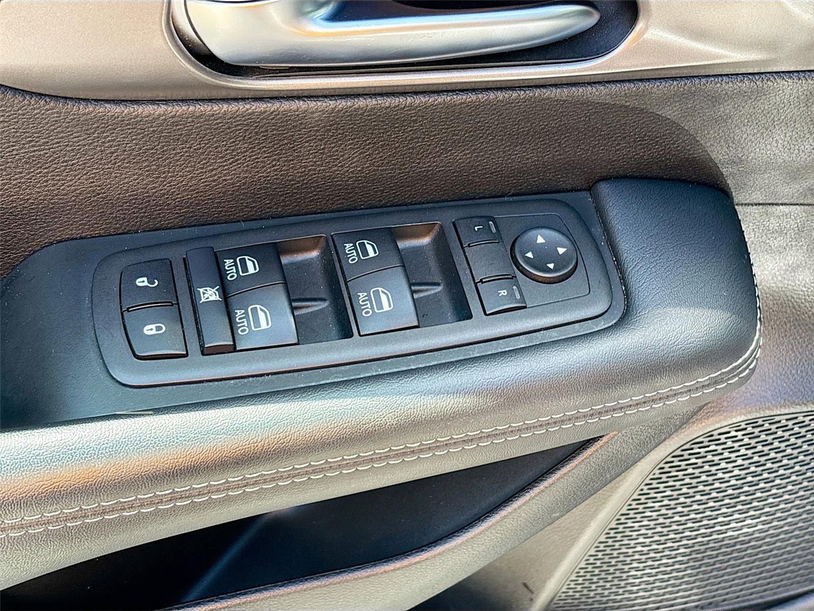 Used 2025 Chrysler Pacifica Select FWD image 17