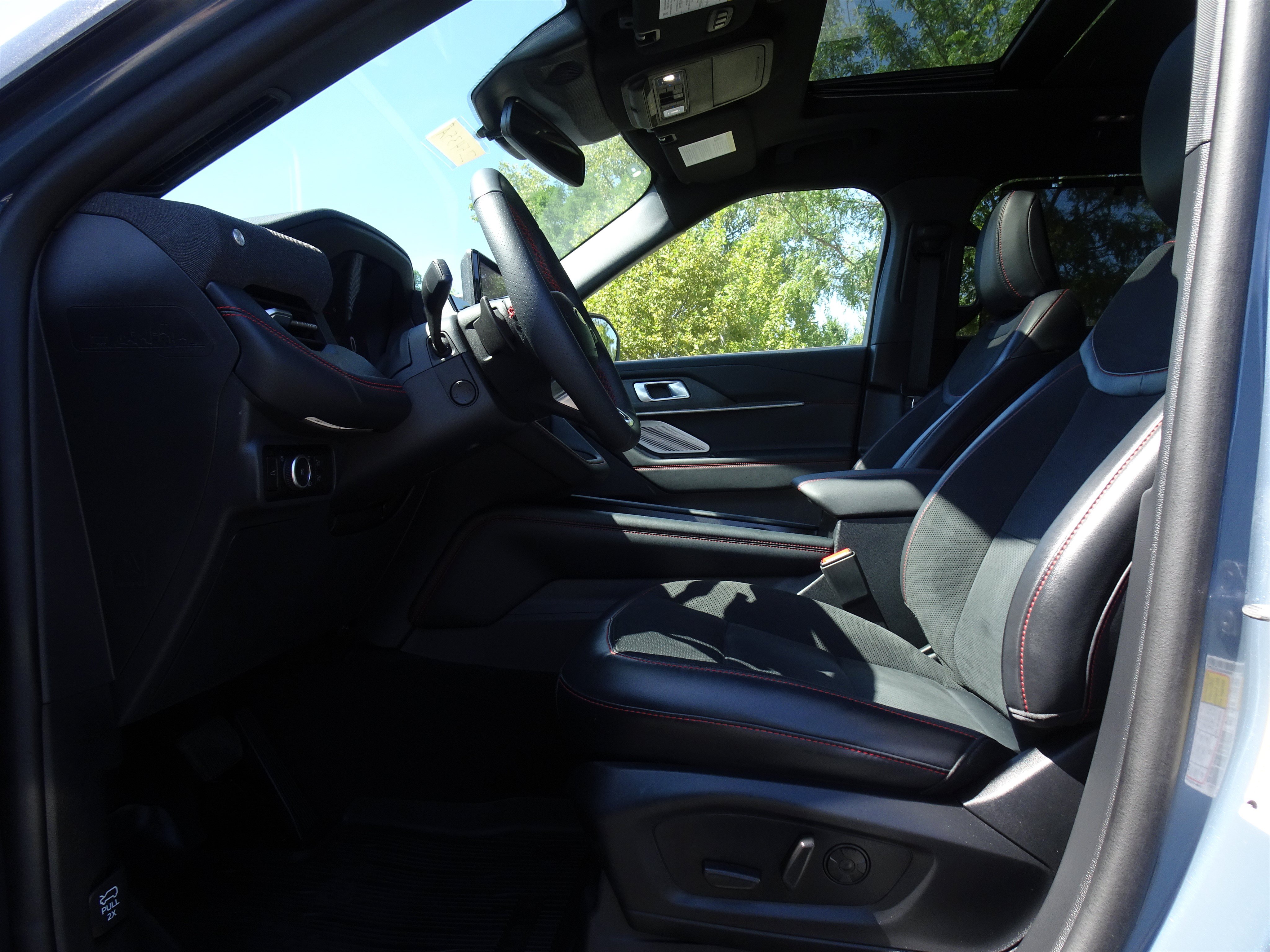 Used 2025 Ford Explorer ST AWD/4WD image 2