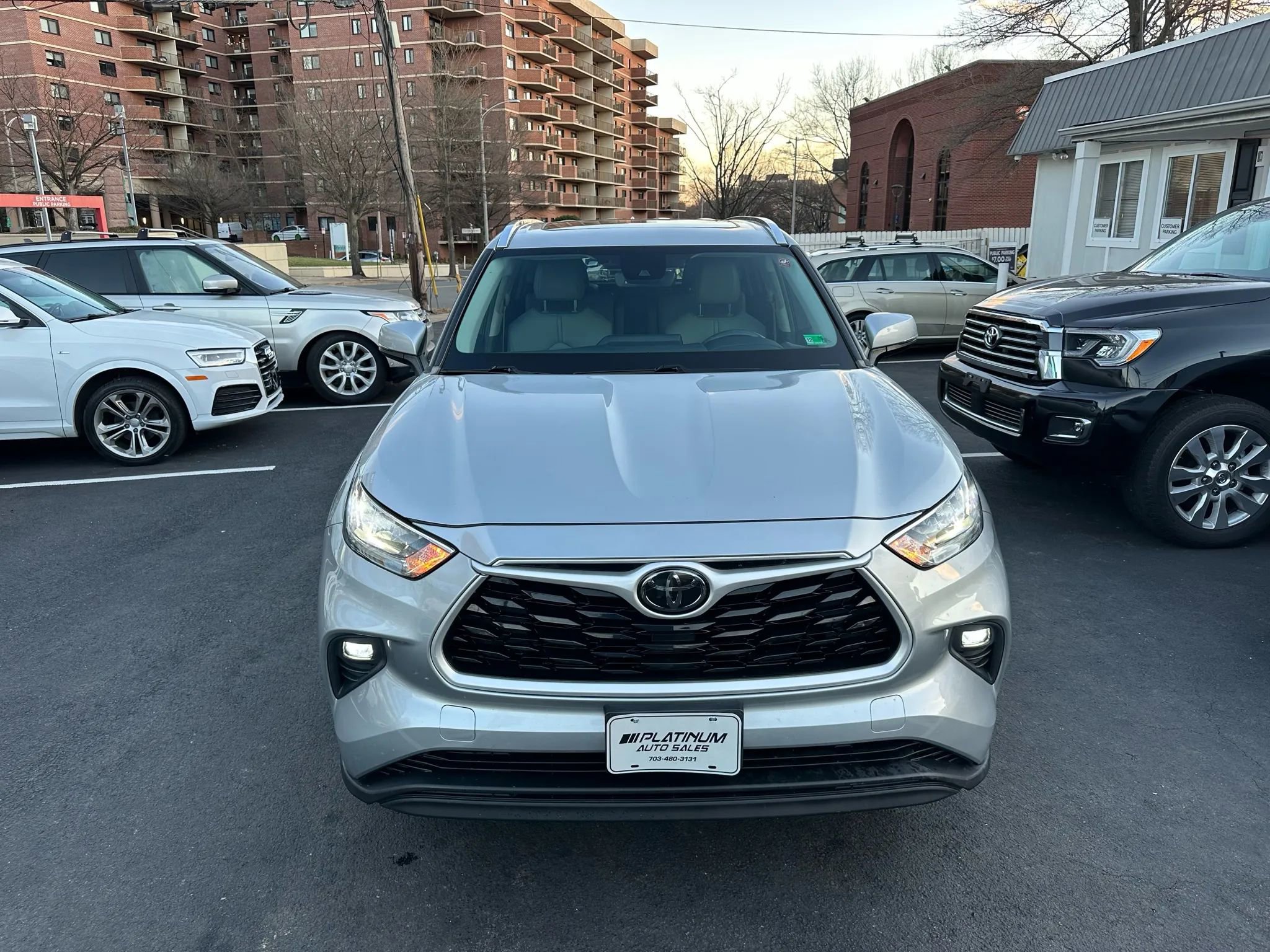 Used 2020 Toyota Highlander XLE image 2