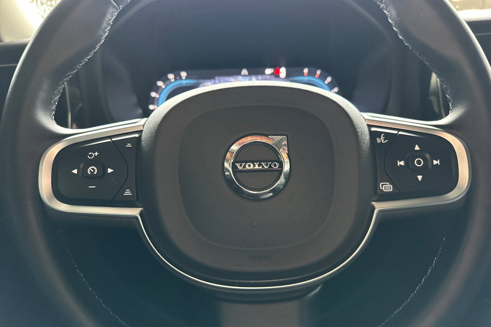 Used 2024 Volvo XC60 B5 Core image 31