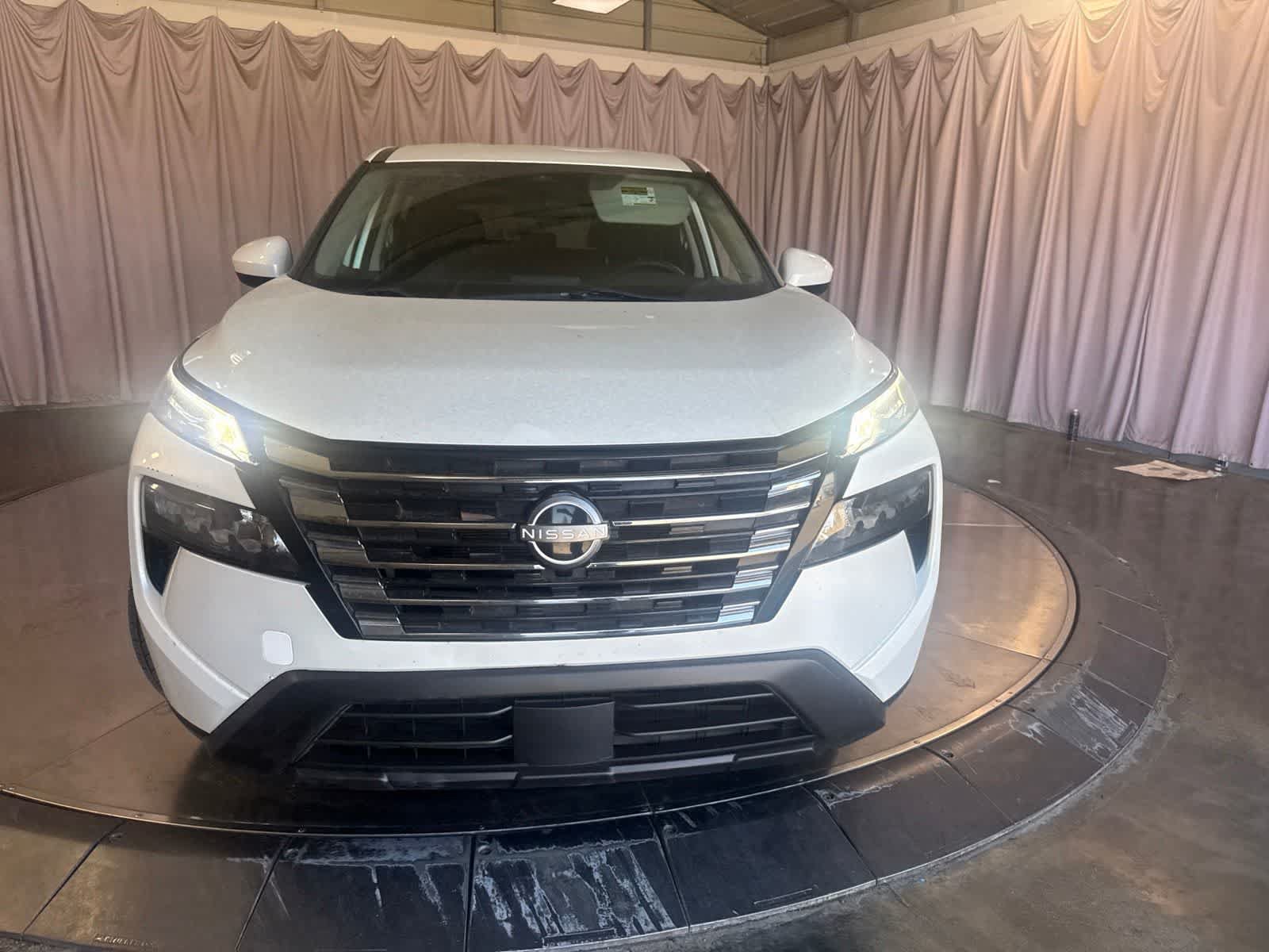 Used 2024 Nissan Rogue SV FWD image 2